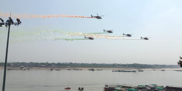 लड़ाकू विमानों ने नभ को भारतीय तिरंगे के रंगों से संजाया लड़ाकू विमानों ने नभ को भारतीय तिरंगे के रंगों से संजाया