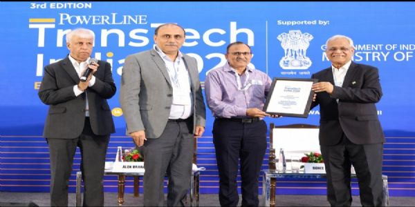पुरस्कार लेते हुए अतिरिक्त मुख्य अभियंता आरसी शर्मा और वसंत कर्नाड पुरस्कार लेते हुए अतिरिक्त मुख्य अभियंता आरसी शर्मा और वसंत कर्नाड
