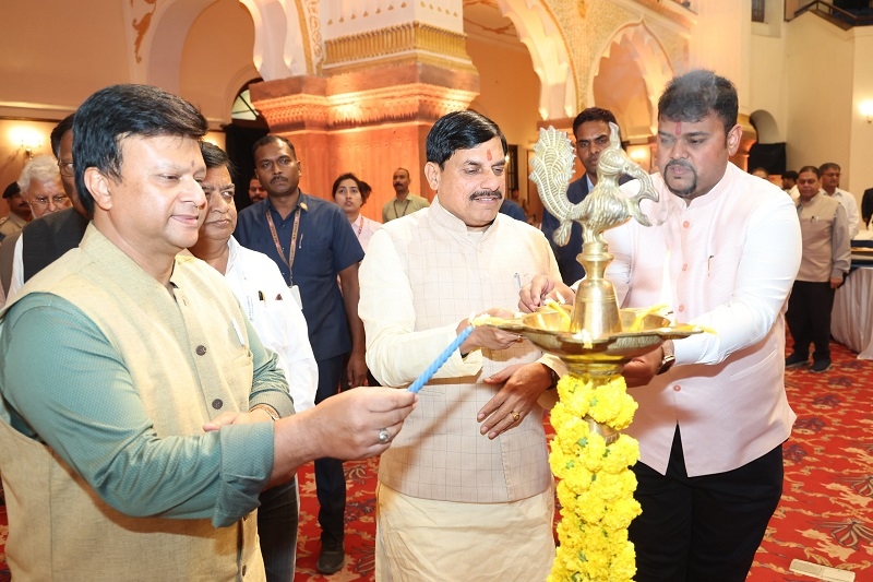 भोपाल में विकसित भारत उद्योग-व्यापार सम्मेलन का शुभारंभ करते हुए मुख्यमंत्री भोपाल में विकसित भारत उद्योग-व्यापार सम्मेलन का शुभारंभ करते हुए मुख्यमंत्री