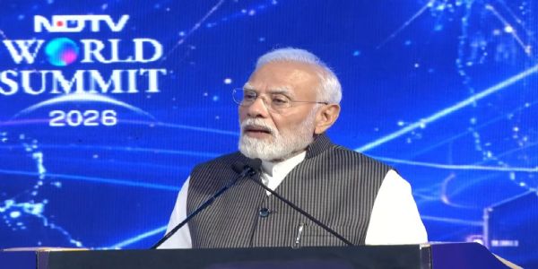 कार्यक्रम को संबोधित करते प्रधानमंत्री कार्यक्रम को संबोधित करते प्रधानमंत्री