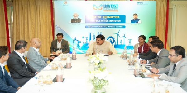 मप्र के मुख्यमंत्री मुंबई में भिलोसा इंडस्ट्रीज के मैनेजिंग डायरेक्टर रमेशचंद्र तेजराज जैन से वन-टू-वन चर्चा करते हुए मप्र के मुख्यमंत्री मुंबई में भिलोसा इंडस्ट्रीज के मैनेजिंग डायरेक्टर रमेशचंद्र तेजराज जैन से वन-टू-वन चर्चा करते हुए