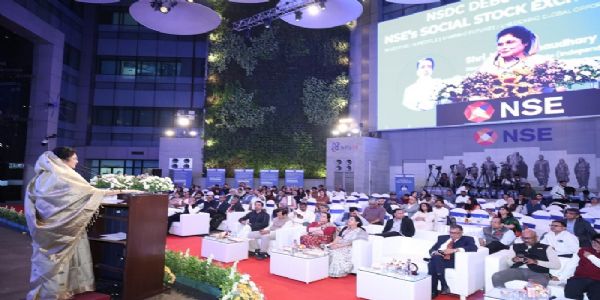 एनएसई परिसर मुंबई में बेल-रिंगिंग सेरेमनी को संबोधित करते हुए मप्र की मंत्री कृष्णा गौर एनएसई परिसर मुंबई में बेल-रिंगिंग सेरेमनी को संबोधित करते हुए मप्र की मंत्री कृष्णा गौर