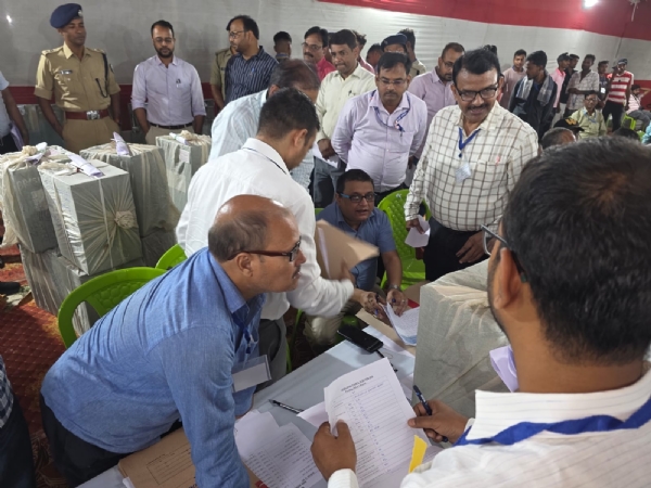 सारण में कड़ी सुरक्षा के बीच ब्रजगृह में जमा हुईं मत पेटियां सारण में कड़ी सुरक्षा के बीच ब्रजगृह में जमा हुईं मत पेटियां