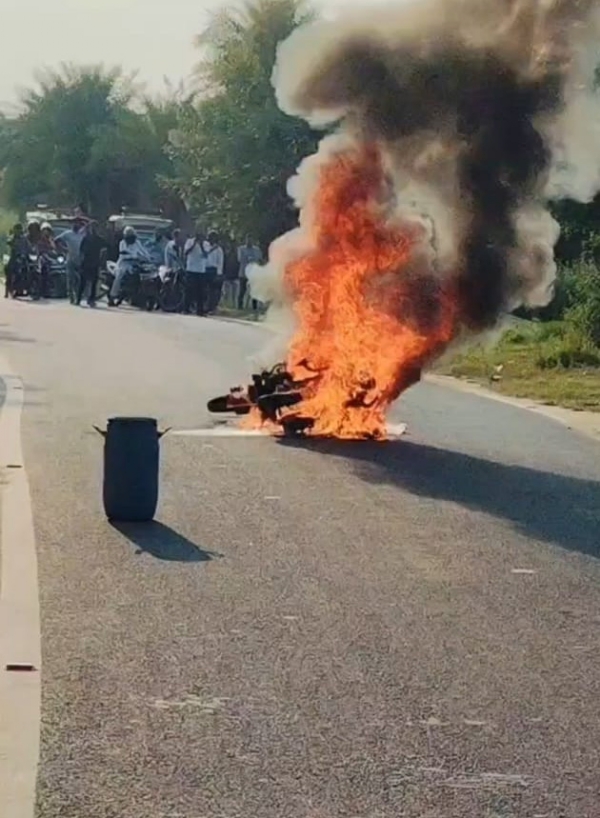 जलती स्कूटी