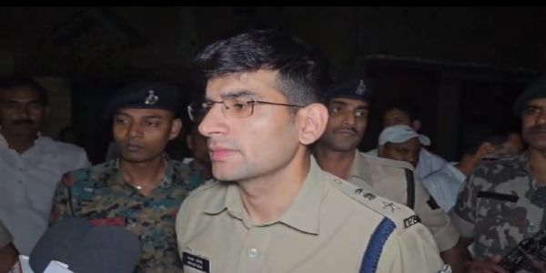 घटनास्थल पर पत्रिकाओं को जानकारी देते एसपी