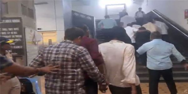 फोटो: टाईगर श्राफ फायरिंग मामले के आरोपितों को किला कोर्ट में पेश करते हुए पुलिसकर्मी फोटो: टाईगर श्राफ फायरिंग मामले के आरोपितों को किला कोर्ट में पेश करते हुए पुलिसकर्मी