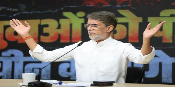 पत्रकार वार्ता को संबोधित करते पवन खेड़ा