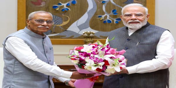 उत्तराखंड के राज्यपाल प्रधानमंत्री नरेंद्र मोदी से भेंट करते हुए। उत्तराखंड के राज्यपाल प्रधानमंत्री नरेंद्र मोदी से भेंट करते हुए।