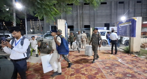 सारण में कड़ी सुरक्षा के बीच ब्रजगृह में जमा हुईं मत पेटियां सारण में कड़ी सुरक्षा के बीच ब्रजगृह में जमा हुईं मत पेटियां