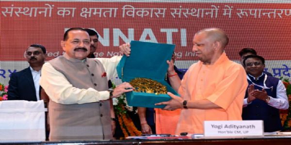 मुख्यमंत्री का सम्मान करते केन्द्रीय मंत्री जितेन्द्र सिंह मुख्यमंत्री का सम्मान करते केन्द्रीय मंत्री जितेन्द्र सिंह