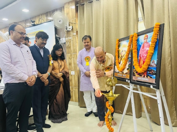गोरखपुर विश्वविद्यालय में एस.आई.आर. पर आयोजित राउंड टेबल कॉन्फ्रेंस में उपस्थित अभाविप के राष्ट्रीय संगठन मंत्री आशीष चौहान, पूर्व कुलपति प्रो. एस.पी.एम. त्रिपाठी, शिक्षक एवं शोधार्थी।