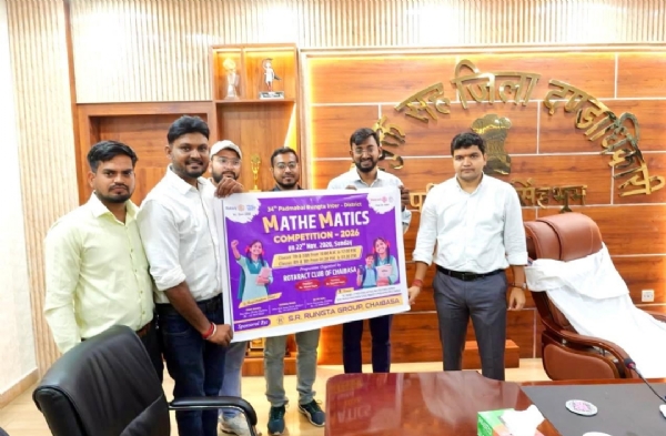 रोटरैक्ट क्लब ऑफ चाईबासा के सदस्य पश्चिमी सिंहभूम के उपायुक्त मनीष कुमार से मुलाकात करते