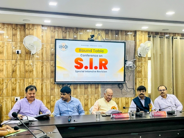 गोरखपुर विश्वविद्यालय में एस.आई.आर. पर आयोजित राउंड टेबल कॉन्फ्रेंस में उपस्थित अभाविप के राष्ट्रीय संगठन मंत्री आशीष चौहान, पूर्व कुलपति प्रो. एस.पी.एम. त्रिपाठी, शिक्षक एवं शोधार्थी।