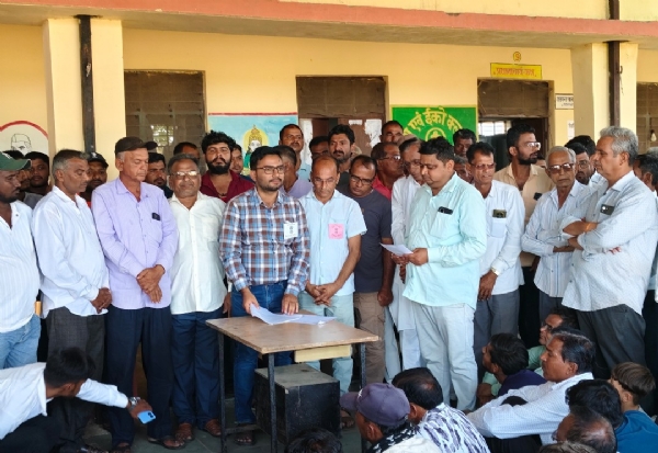 निर्विरोध कार्यकारिणी को शपथ दिलाते हुए रिटर्निग अधिकारी