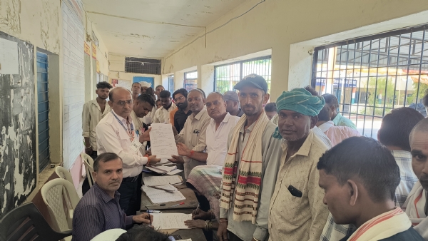 नामांकन दाखिल करते वार्ड पंच उम्मीदवार