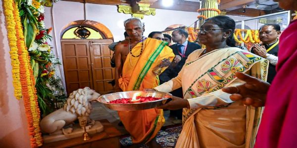 राष्ट्रपति द्रौपदी मुर्मु माँ दंतेश्वरी की पूजा-अर्चना कामना की राष्ट्रपति द्रौपदी मुर्मु माँ दंतेश्वरी की पूजा-अर्चना कामना की
