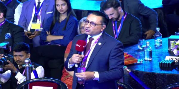 दिल्ली सम्मेलन में बोलते वित्त मंत्री स्वर्णिम वागले दिल्ली सम्मेलन में बोलते वित्त मंत्री स्वर्णिम वागले