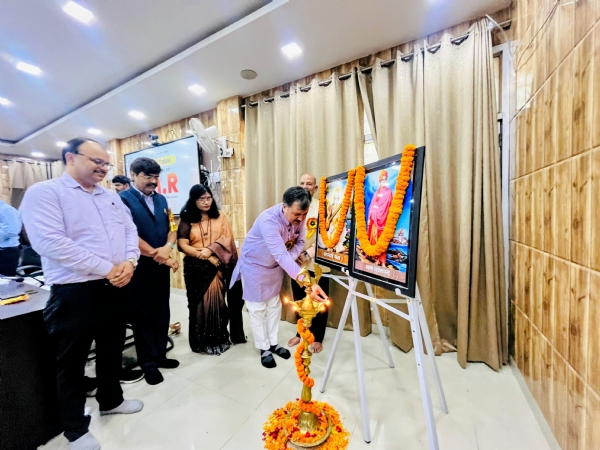 गोरखपुर विश्वविद्यालय में एस.आई.आर. पर आयोजित राउंड टेबल कॉन्फ्रेंस में उपस्थित अभाविप के राष्ट्रीय संगठन मंत्री आशीष चौहान, पूर्व कुलपति प्रो. एस.पी.एम. त्रिपाठी, शिक्षक एवं शोधार्थी।