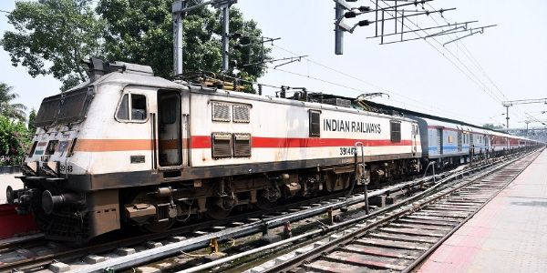 अब 12 और ट्रेन सेवाएं इलेक्ट्रिक ट्रैक्शन पर दौड़ेगी