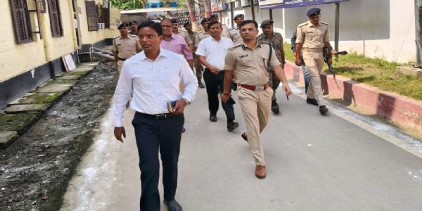 स्नातक एवं शिक्षक निर्वाचन : डीएम ने मतदान केंद्रों का लिया जायजा
