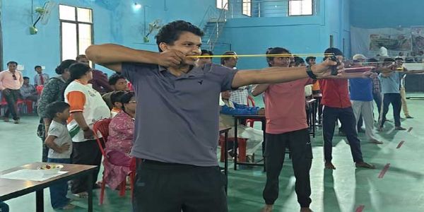 राज्य स्तरीय स्लिंग शॉट प्रतियोगिता में निशानेबाजी का हुनर दिखा रहे खिलाड़ी