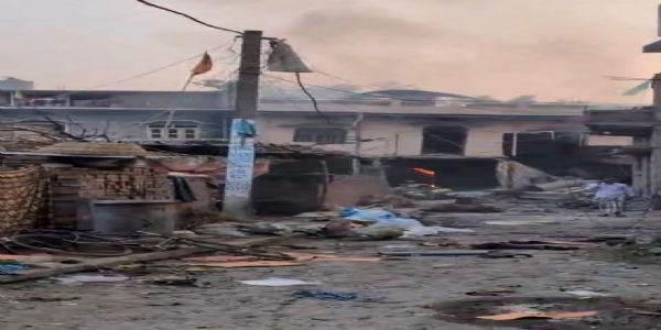 बिहार के सीवान में पटाखा कारखाने में भीषण विस्फोट एक ही परिवार के तीन की मौत