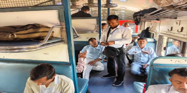 गंदगी-धूम्रपान पर रेलवे की सख्ती, छह माह में 13.73 लाख रुपये जुर्माना