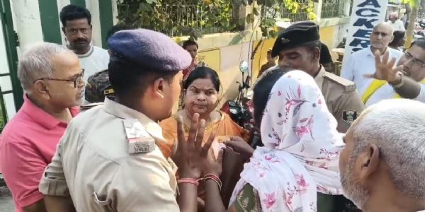 भागलपुर में मतदान के दौरान हंगामा: कृषि भवन केंद्र पर भाजपा और जन सुराज समर्थकों में तीखी नोकझोंक