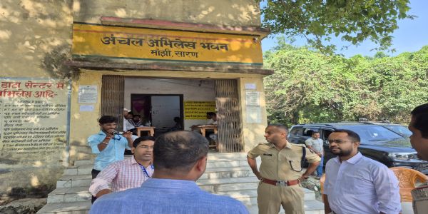 सारण शिक्षक निर्वाचन क्षेत्र चुनावः मतदान केंद्रों का जिलाधिकारी और एसएसपी ने किया निरीक्षण