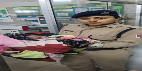 कानपुर सेंट्रल पर ट्रेन में गूंजी किलकारी, आरपीएफ ने जच्चा-बच्चा को पहुंचाया अस्पताल
