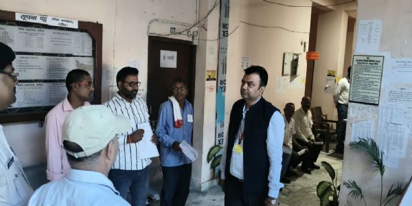 सारण शिक्षक निर्वाचन क्षेत्र चुनावः निर्वाचन प्रेक्षक दीपक आनंद ने विभिन्न मतदान केंद्रों का किया निरीक्षण