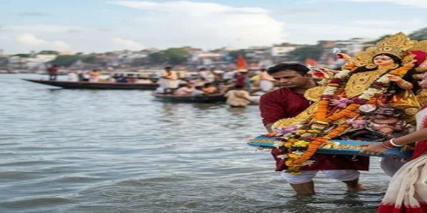 दुर्गा प्रतिमा विसर्जन में 