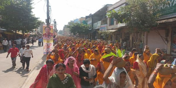 शिवपुरीः करेरा में बागेश्वर धाम सरकार की श्रीराम कथा के लिए निकली भव्य कलश यात्रा