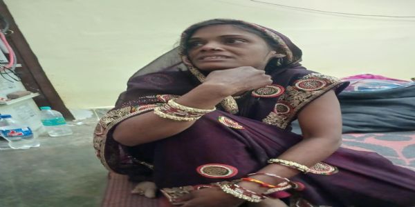 प्रेमी के परिवार ने अपनाने से किया इनकार तो रेलवे टावर पर चढ़ी प्रेमिका, कोर्ट मैरिज की मांग पर अड़ी रही