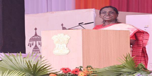 (लीड) बस्तर नक्सलवाद से मुक्त होकर प्रगति के रास्ते पर आगे बढ़ रहा: राष्ट्रपति