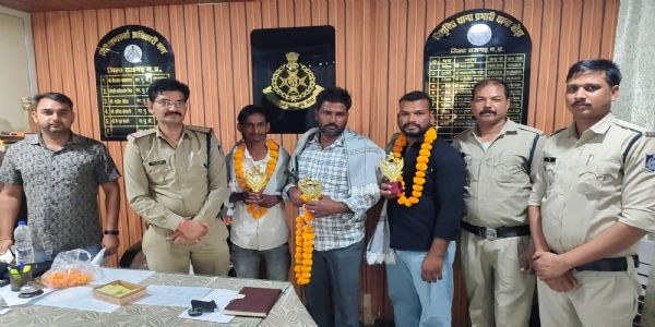 राजगढ़ः बांध में डूब रहे युवक को तीन युवाओं ने बचाया, पुलिस ने शॉल-श्रीफल देकर किया सम्मानित