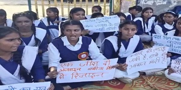 भोपाल में शिक्षिका के निलंबन की मांग पर फिर प्रदर्शन, धरने पर बैठे छात्र-छात्राएं