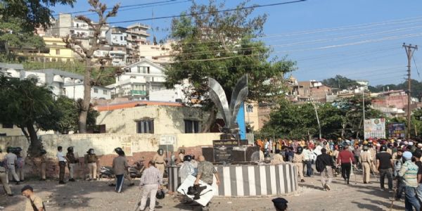 नाहन में दो समुदायों के बीच खूनी संघर्ष, एसएचओ समेत कई पुलिसकर्मी घायल