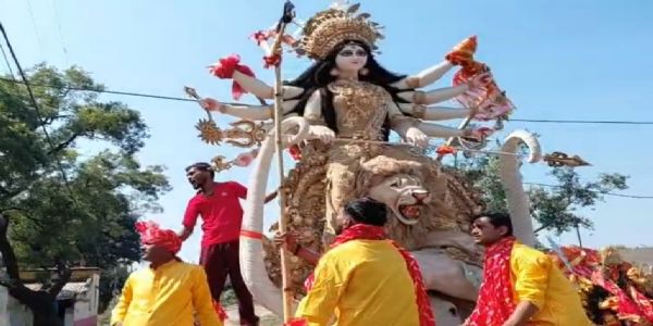 बैंड की धुन, छऊ नृत्य और भव्य झांकियों के बीच मां दुर्गा को दी गई विदाई