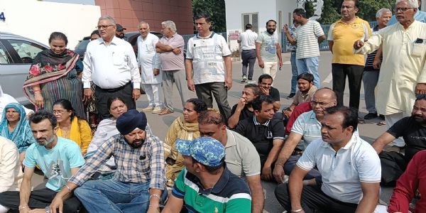 हिसार में बिजली कर्मियों की हड़ताल से बिगड़े हालात, दुकानदारों ने लगाया जाम