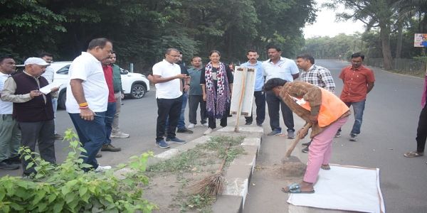 भोपाल में सफाई व्यवस्था को लेकर निगम आयुक्त सख्त, धूल-मिट्टी हटाने और बाजारों में रात्रिकालीन सफाई के निर्देश