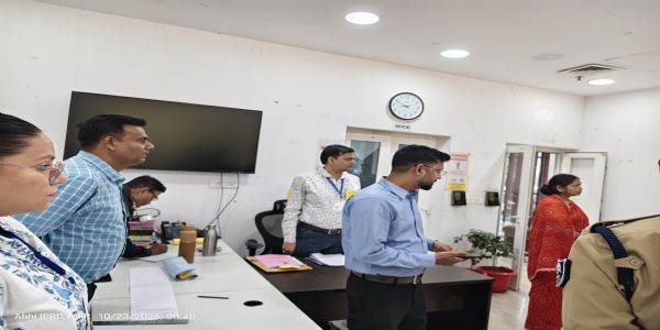 तिरहुत स्नातक एवं शिक्षक निर्वाचन 2026: मतदान केंद्र का जिला निर्वाचन पदाधिकारी एवं वरीय पुलिस अधीक्षक ने लिया जायजा