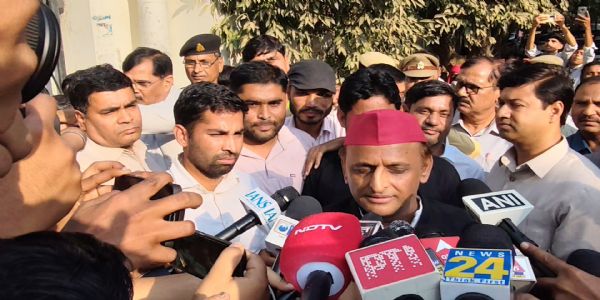 सपा मुखिया अखिलेश यादव ने इटावा में किया मतदान, सरकार पर उठाए सवाल
