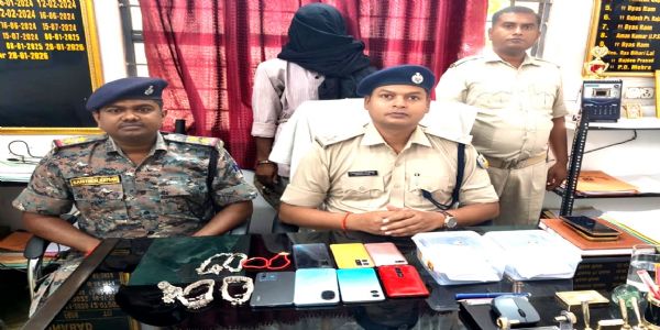 मोबाइल और जेवरात बेचने की फिराक में जुटे दो चोर गिरफ्तार