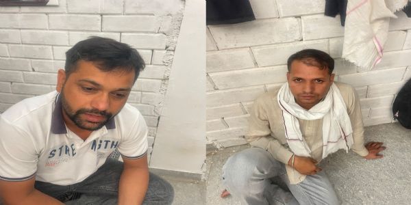 दो पुलिस कांस्टेबल दो लाख रुपये की रिश्वत लेते गिरफ्तार