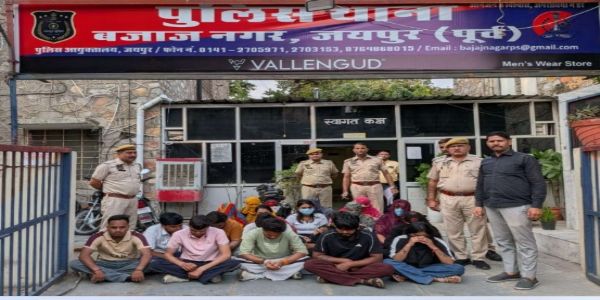 तीन स्पा सेंटरों पर पुलिस की छापेमारी, 11 युवतियों सहित 19 गिरफ्तार