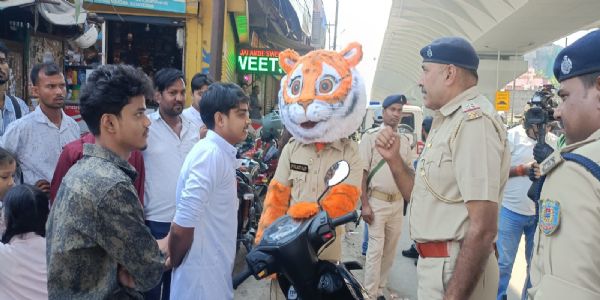आर्चरी मस्कट ने रांची में संभाली ट्रैफिक जागरुकता की कमान, पुलिसकर्मियों ने समझाए यातायात नियम