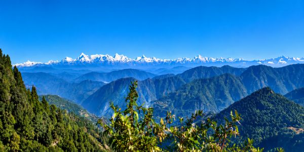 नैना पीक से नजर आ रहे 365 किमी लंबी हिमालयी पर्वत श्रृंखलाएं और 150 किमी दूर के विहंगम दृश्य