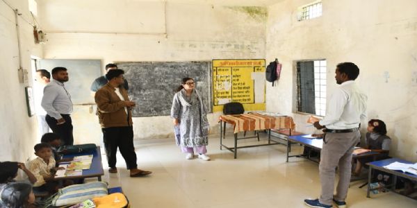 कलेक्टर ने प्राथमिक शाला जशवंतपुर का किया निरीक्षण, समय पर पाठ्यक्रम पूरा करने के निर्देश