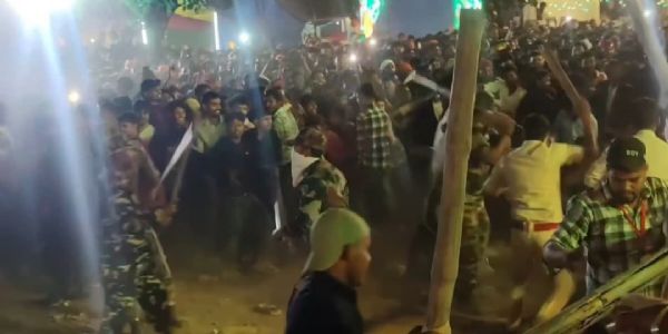 मगही गायक रौशन रोही और निशा दूबे के कार्यक्रम में पथराव, कलाकार के साथ पुलिसकर्मी को भी लगी चोट